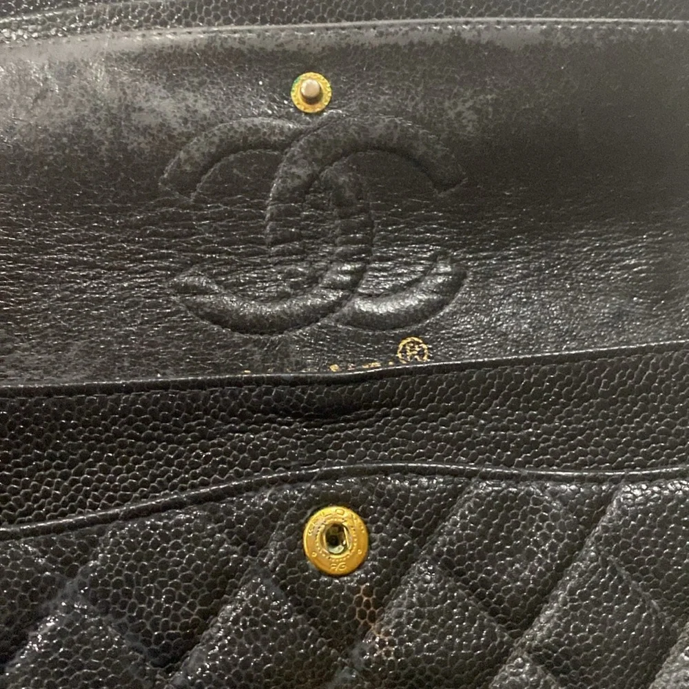 Classic 8.5x6 CHANEL®️CAViAR bag with gold chain to wear crossbody or shoulder. - Picture 4 of 11